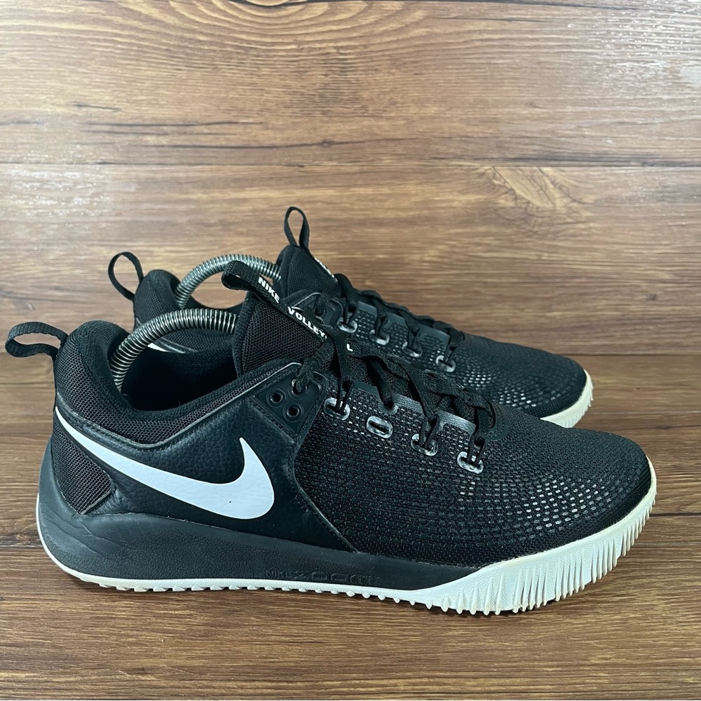 Nike Black and White Athletic Shoes - Picture 11 of 11